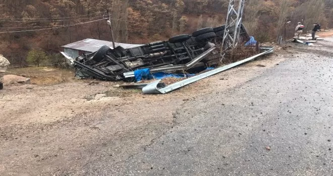 Katı yakıt taşıyan kamyon köy meydanına yuvarlandı
