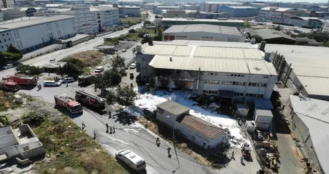 Kauçuk fabrikasında çıkan yangında 2 işçi dumandan etkilendi
