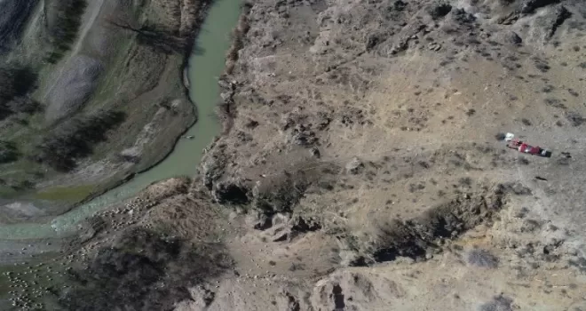 Kayalıklarda mahsur kalan keçiyi AKUT kurtardı
