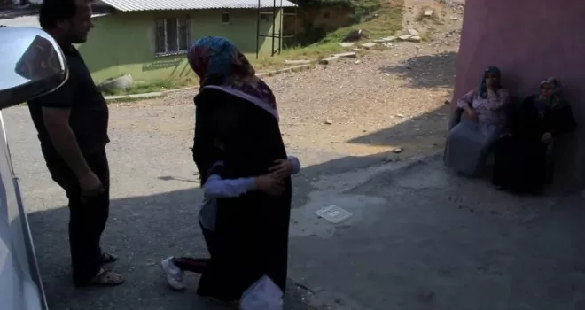 Kaybolan küçük kızın annesi ile kavuşma anı yürekleri dağladı
