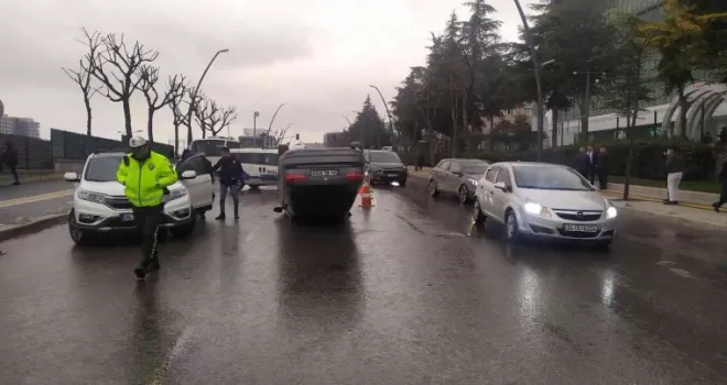 Kayganlaşan yolda ters kayan araç otomobile çarpıp ters döndü
