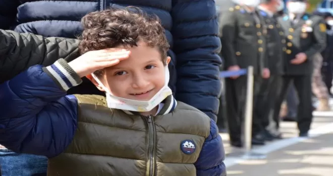 Kayra şehit babasını asker selamı ile uğurladı

