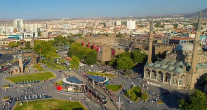 Kayseri Büyükşehir kenti bayrama hazırladı
