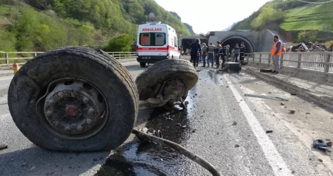Kaza sonrası ortalık savaş alanına döndü