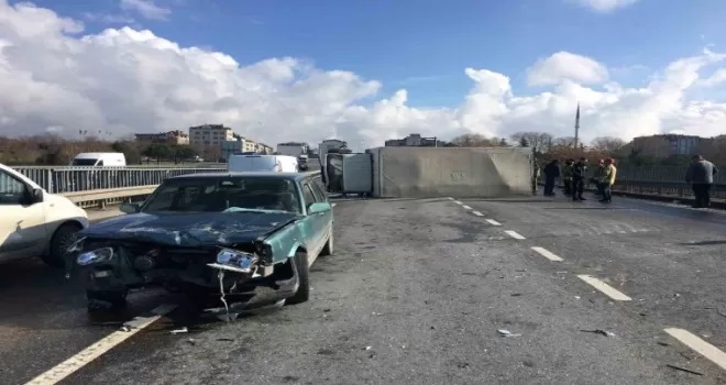 Kaza yapan kamyonetin sürücüsü itfaiye ekipleri tarafından çıkarıldı
