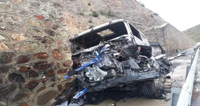 Kaza yapan TIR yandı, sürücüsü yaralandı

