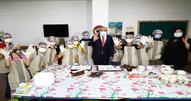 Keçiören Belediye Başkanı Altınok çocuklarla kurabiye yaptı
