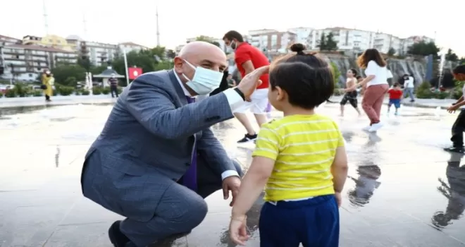 Keçiören’de çocuklar ıslanma havuzuna akın etti
