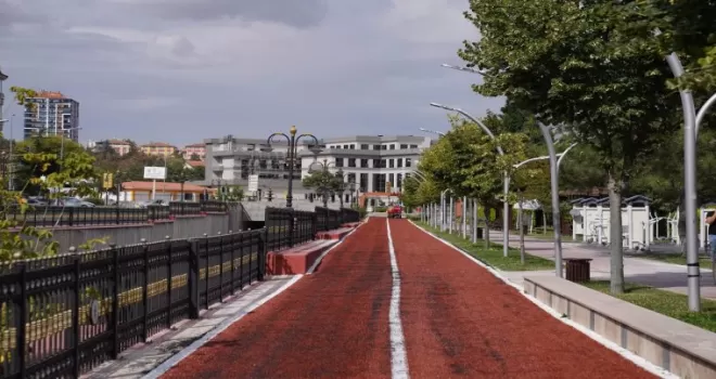 Keçiören’in parklarında yürüyüş yolları yenileniyor