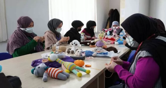 KEÇMEK’lerde kadınlar rengarenk ürünler üretiyor
