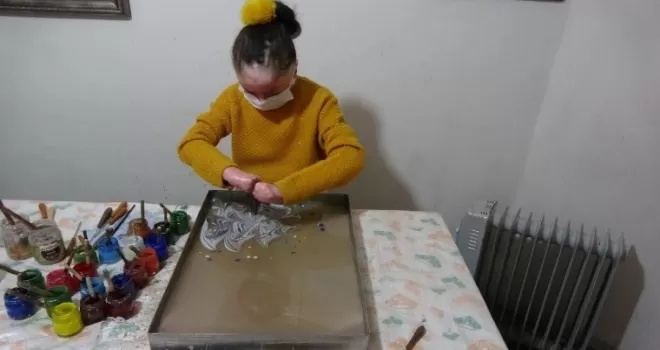 Kelebek hastası genç kız ebru sanatıyla kendine hayran bırakıyor
