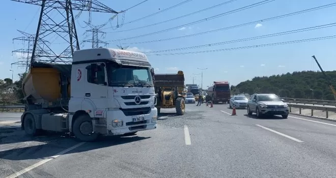 Kemerburgaz yolunda mıcır yüklü kamyon devrildi
