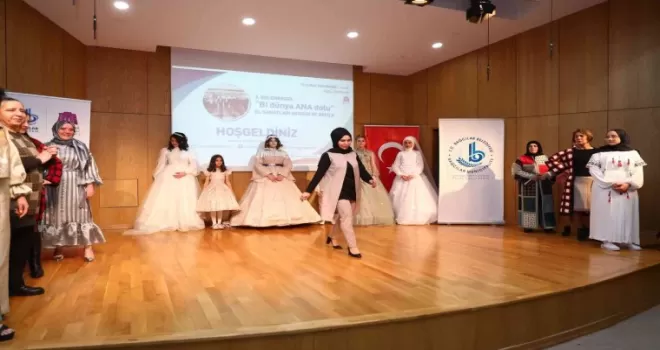 Kendi tasarladıkları kıyafetlere mankenlik yaptılar
