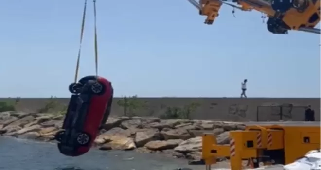 Keşan’da el freni unutulan otomobil denize uçtu