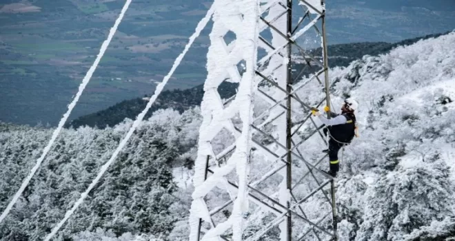 Kesintisiz enerji için çalışan ekipler hava şartlarına aldırmıyor