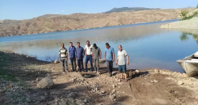 Kılıçkaya Baraj Gölüne 500 bin sazan yavrusu bırakıldı
