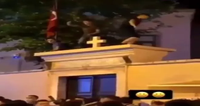 Kilise duvarı üzerinde eğlence, Kadıköylüleri kızdırdı
