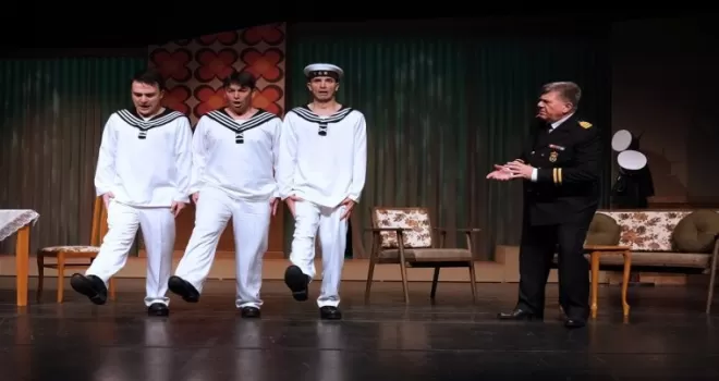 Kimlik karmaşası kahkahaya dönüştü... Bursa’da ’Süt Kardeşler’ güldürdü