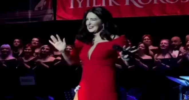 Kırmızı elbiseli Nünü’den muhteşem sahne!
