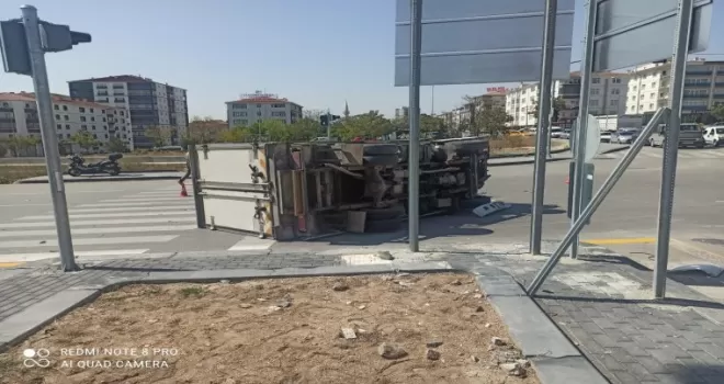 Kırmızı ışıkta geçen kamyonet ile otomobile çarptı: 1’i ağır toplam 3 yaralı

