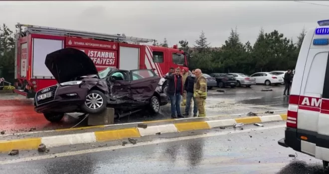 Kırmızı ışıkta geçen kamyonet, otomobile çarptı: 2 yaralı
