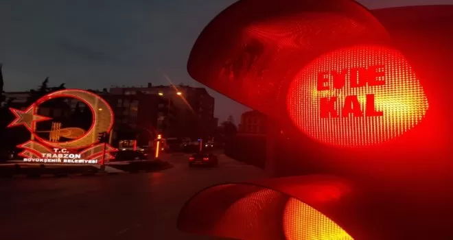 Kırmızıda ’Evde kal’, yeşilde ’Hayde eve’

