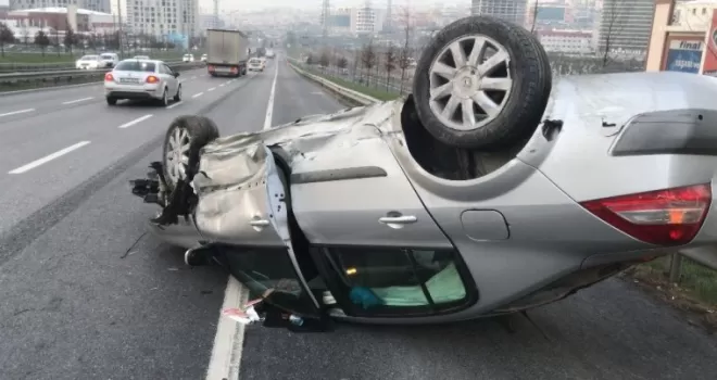 Kısıtlama günü boş yolda araç takla attı
