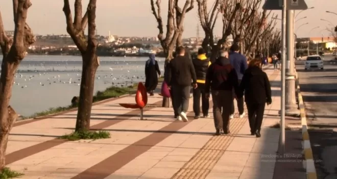 Kısıtlama günü göl kenarında ’yürüyüş keyfi’ kamerada
