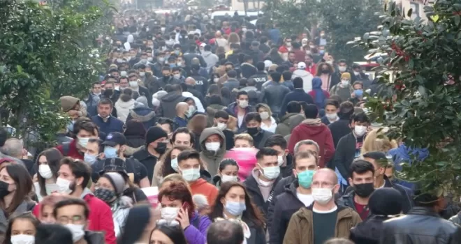 Kısıtlama öncesi İstiklal Caddesi’nde insan seli
