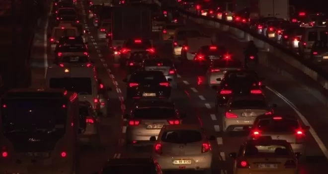 Kısıtlama öncesi metrobüs ve -E5’te yoğunluk oluştu
