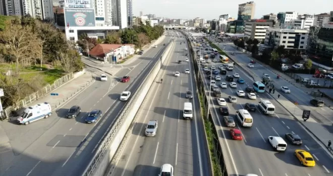 Kısıtlama saati değişti, trafikte yoğunluk erkenden başladı
