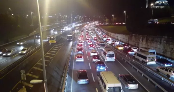Kısıtlama sonrası İstanbul’da trafik yoğunluğu başladı
