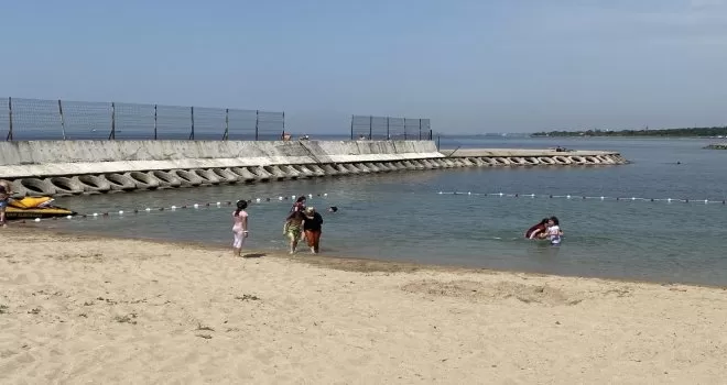 Kısıtlamaların kalkmasıyla birlikte Caddebostan sahilde denize girdiler
