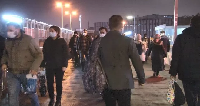 Kısıtlamanın ardından iş başı yapan vatandaşlar yoğunluk oluşturdu
