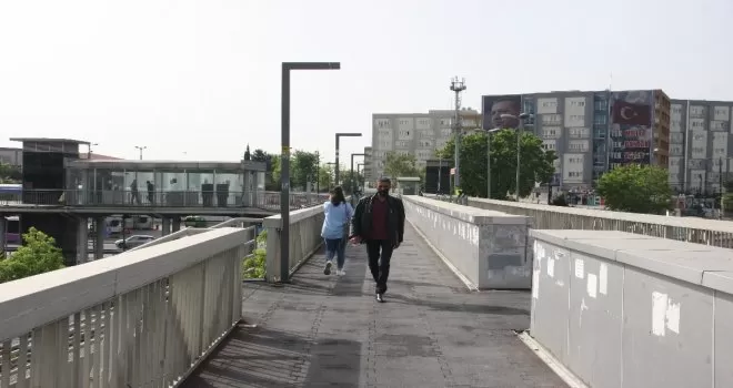 Kısıtlamanın ilk gününde yollar ve duraklar boş kaldı

