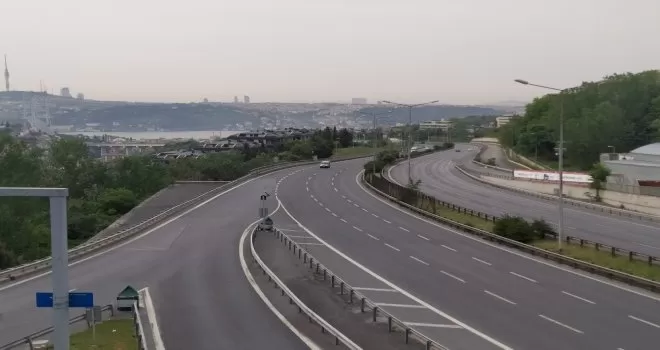 Kısıtlamanın ilk sabahında yollar boş kaldı
