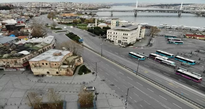 Kısıtlamanın üçüncü haftasında Eminönü Meydanı sessizliğe büründü
