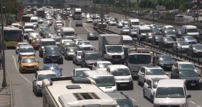 Kısıtlamasız Cumartesi gününde trafik yoğunluğu
