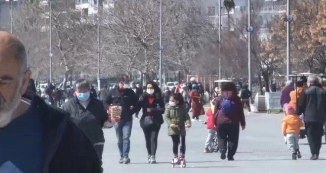 Kısıtlamasız güneşli cumartesi gününde Avcılar Sahili’nde yoğunluk
