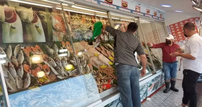 Kısıtlamasız ilk Cumartesi balıkçı esnafının yüzünü güldürdü
