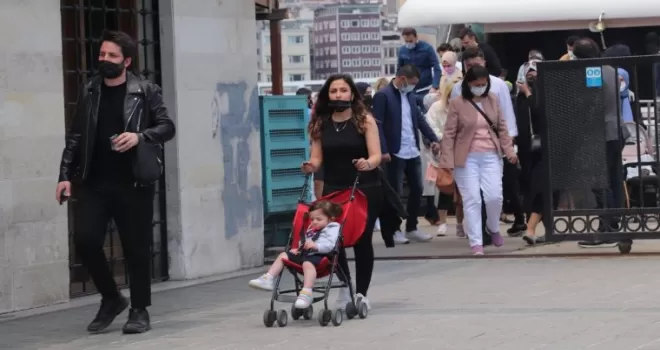 Kısıtlamasız ilk cumartesi gününde Eminönü’nde yoğunluk
