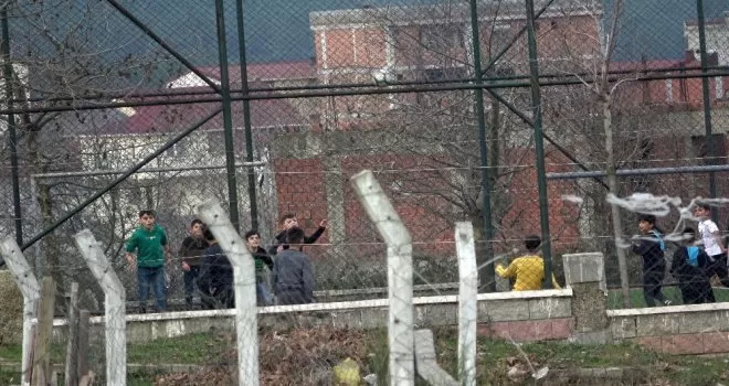 Kısıtlamaya rağmen çocuklar halı sahada maç yaptı
