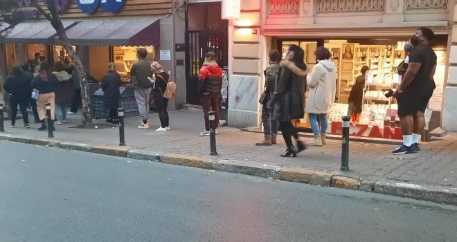 Kısıtlamaya saatler kala vatandaşlar marketlere akın etti
