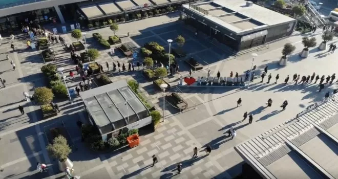 Kısıtlamaya saatler kalan AVM önünde metrelerce kuyruk oluştu
