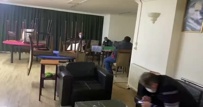 Kısıtlamaya uymadılar, dernek lokalinde alkol alıp kumar oynadılar
