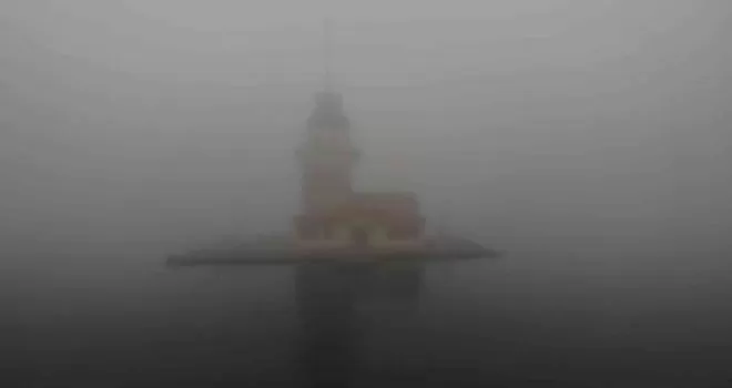 Kız Kulesinin sisle ahengi görenleri mest etti
