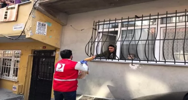 Kızılay Esenler’de ekmeği vatandaşın kapısına götürdü
