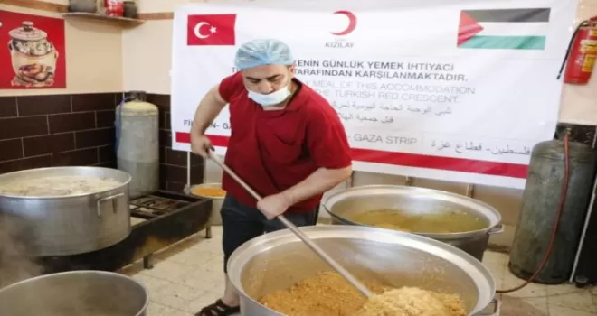 Kızılay, Gazze’de okullara sığınanlara sıcak yemek dağıtımına başladı
