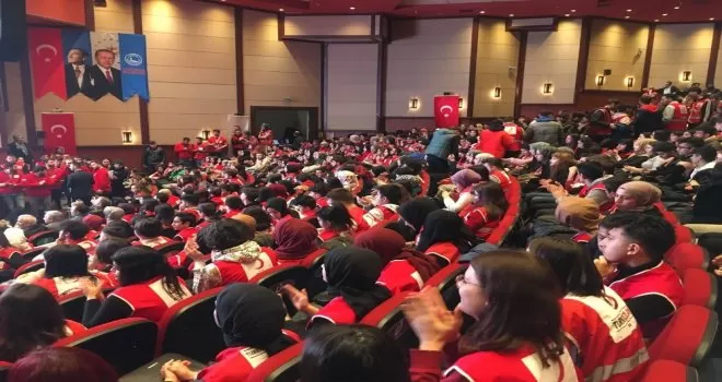 Kızılay Genel Başkanı Kerem Kınık saz çaldı, genç gönüllüler şarkı söyledi
