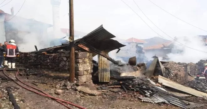 Kızılcahamam’da yangın: 7 ev kül oldu
